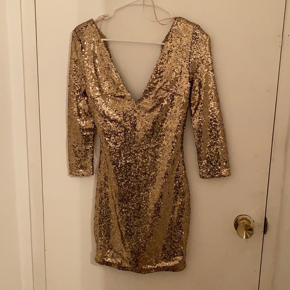 Goldie’s sparkly gold sequin dress